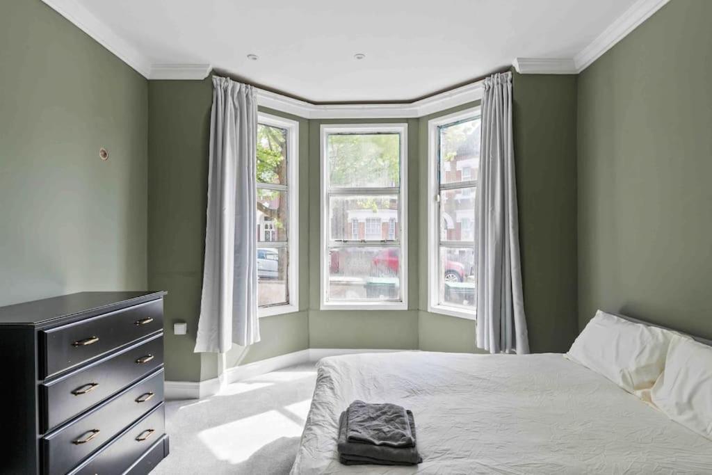 Modern 3 Bed Apartment In Tottenham Londra Esterno foto